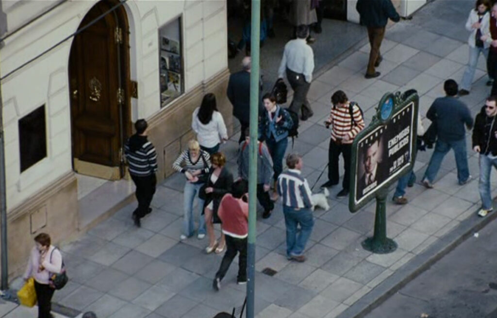 Cena do filme argentino Medianeiras. Mostra uma calçada cheia de gente passando. 